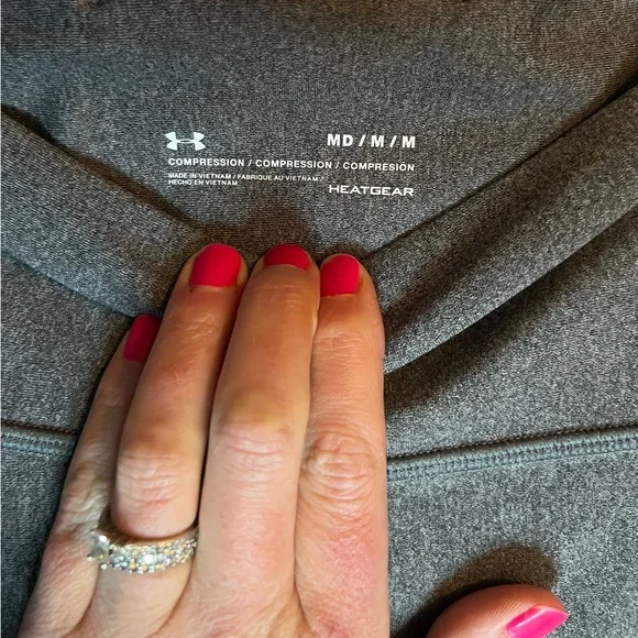 🏃‍♀️ NWOT Women’s Under Armour HeatGear Compression Capri Leggings Grey Medium - Picture 3 of 4